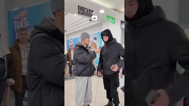 Самый великий человек. Мигрантский опрос в торговом центре MP4