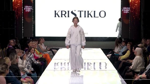 Модели агентства UMODEL на показе бренда KRISTIKLO в рамках GRAND FASHION WEEK