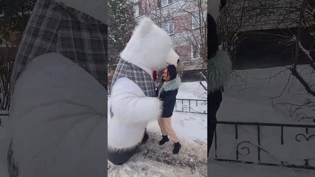 Удивили девушку! Поздравление белый мишка