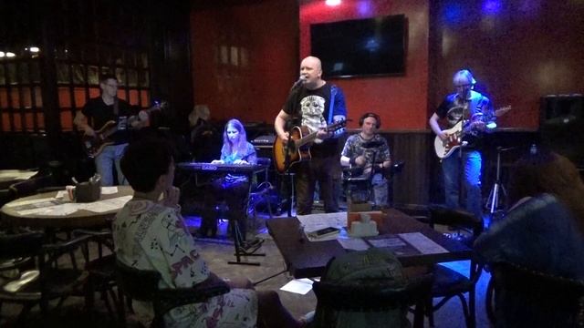 Краснокнижники - Бывает. (live in Red finch pub).mp4