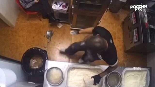 Повар поднял кусок курицы ногой в Евпатории,в одной из точек общепита