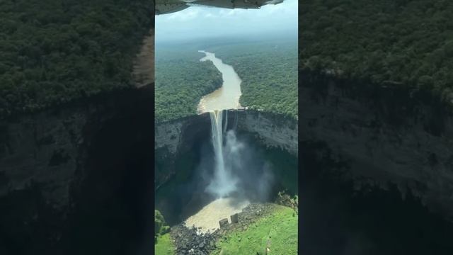 На реке Потаро расположен водопад Кайетур, который является самым высоким однокапельным водопадом...