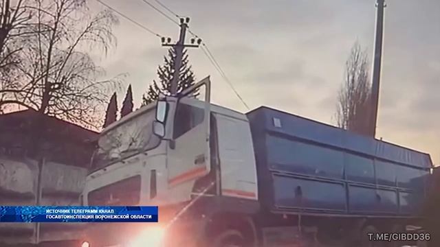 В посёлке Анна пьяный водитель грузовика перегородил дорогу