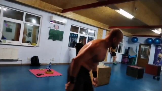 Гантели и тумбы. Тренировка Кайдзен CrossFit Феодосия