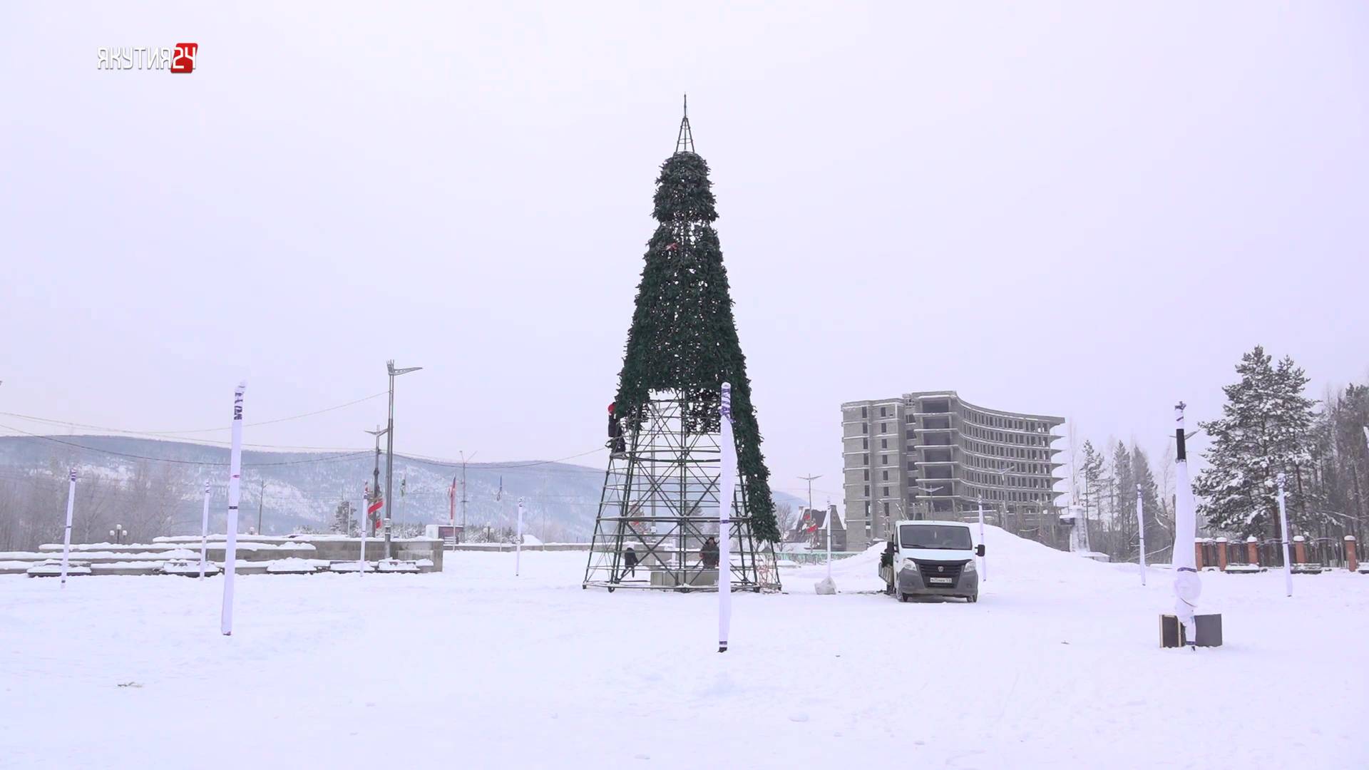 Подготовка елки на площади