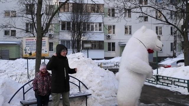 Милый мишка поздравляет ребенка! Поздравление белый медведь