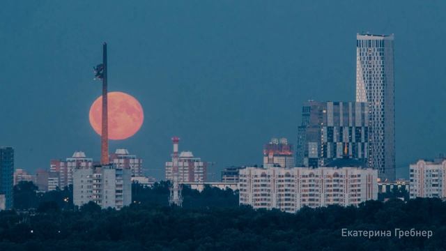 Полная луна в Москве на фоне Монумента Победы