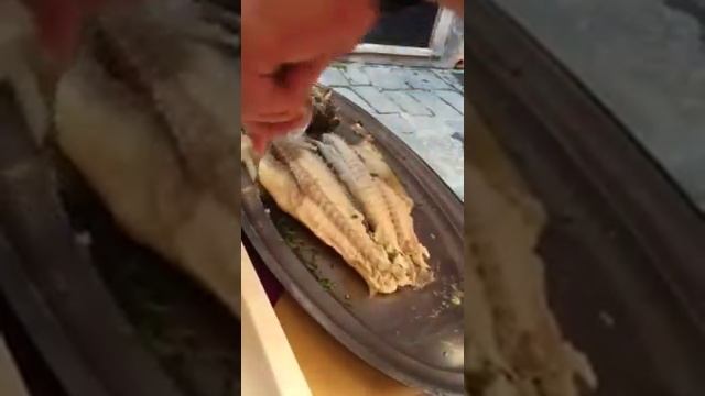 Разделка рыбы (Сибас) в ресторане