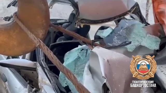 В Башкирии 19-летний водитель легковушки погиб при столкновении с КамАЗом