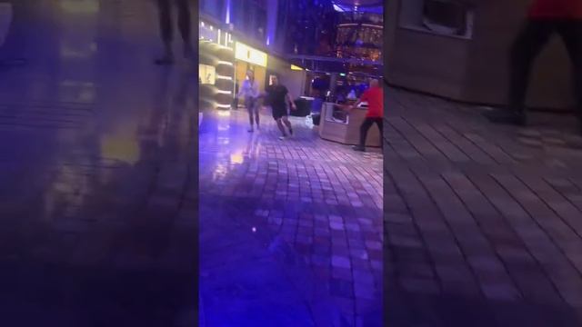 Крен на 30° круизного лайнера Royal Caribbean произошёл в Атлантическом океане недалеко от Тенерифе