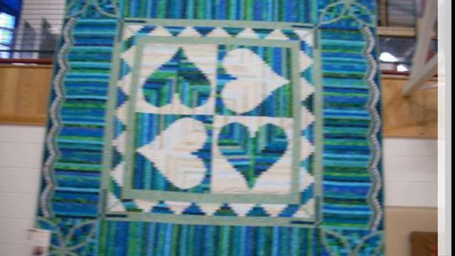 Блок изба квадрат и строгость линий, а в результате волнистый узор на лоскутном одеяле