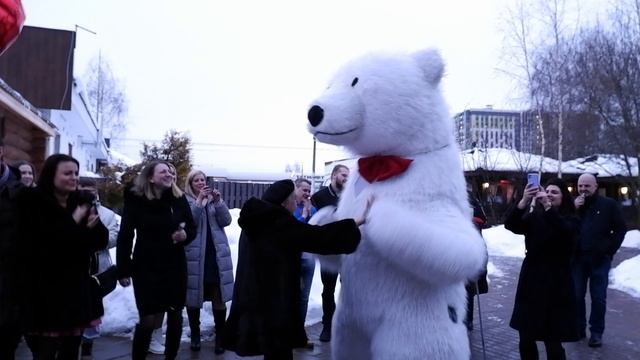 Как же медведь отжигает! Поздравление белый мишка