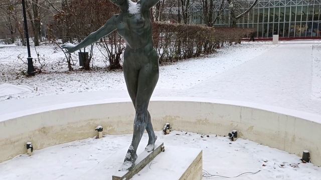 Девушка на буме прощается с осенью...