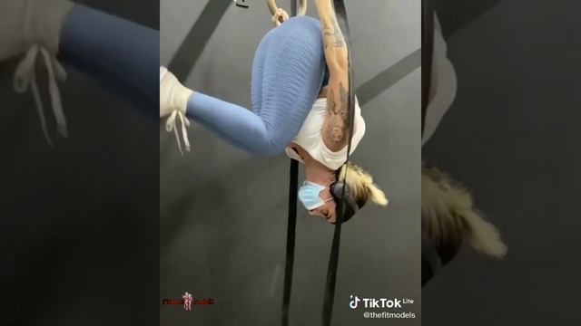 Жопастые девчонки занимаются, а ты на диване сидишь?