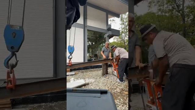 Монтаж стеклопакетов в фахверке #дубровский #фахверк #домиздерева #вертикальныйбрус