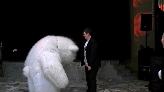 Очень энергичный мишка! Поздравление белый мишка
