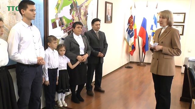 Многодетная семья получила удостоверения подтверждающее ее статус