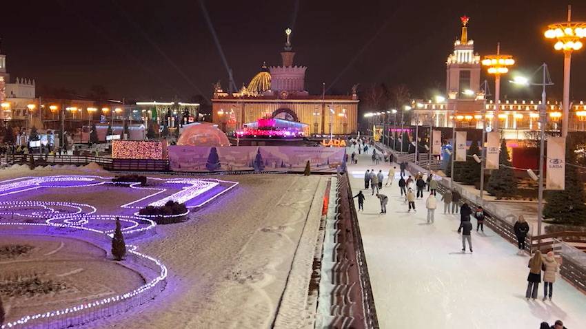 Самый большой каток Москвы торжественно открыли на ВДНХ