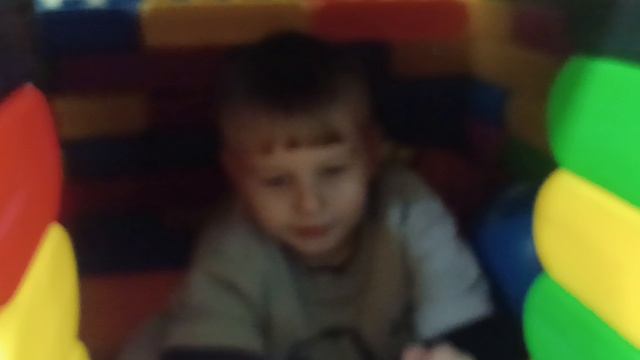 Давид Яра и мама играют с шариками 👍