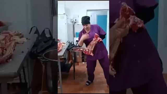 В Красноярском крае в школьной столовой устроили "танцы с костями"