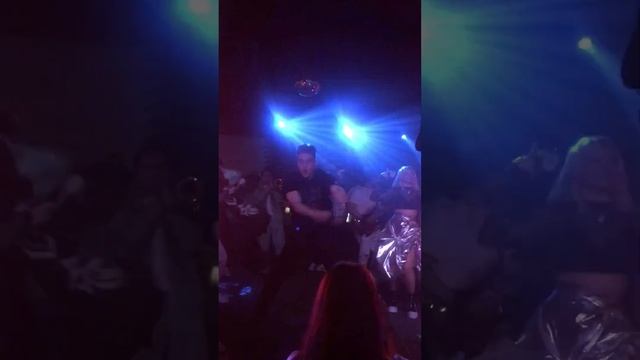 Выбежал на сцену из зала
