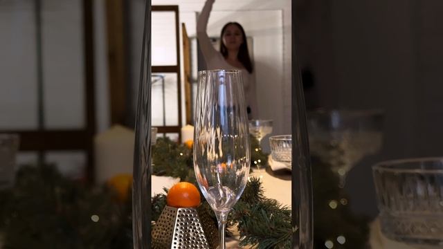 Девушка: играет в beer pong
Женщина: играет в ring pong💅🏻