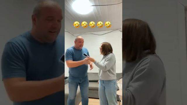 Безбровый папа и хитрая дочка)))