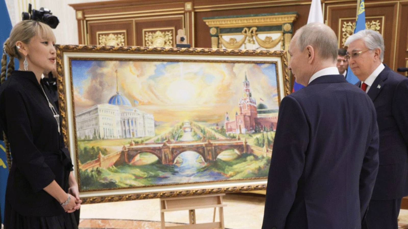 Владимиру Путину подарили картину в честь его государственного визита в Астану