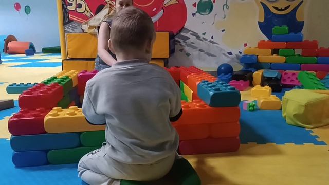 Давид Яра и мама строят домик ДЦ