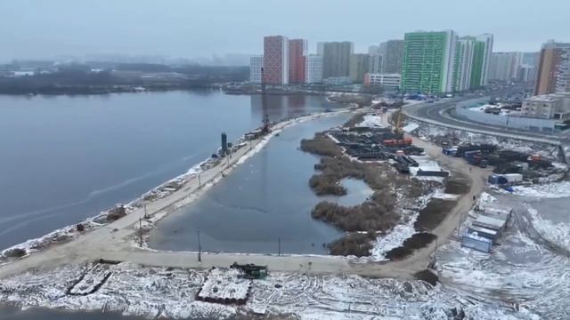 Вид на строящийся мост "Дружба" в парке на Черном озере