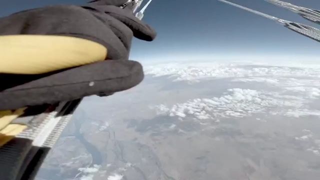 Три пары российских парашютистов впервые в мире покинули воздушное судно из стратосферы