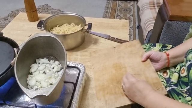 фкусная минутка-куриные запчасти А-ЛЯ ,,цыплёнок тапака,, со спагетями,, и куриные крылья с грибами