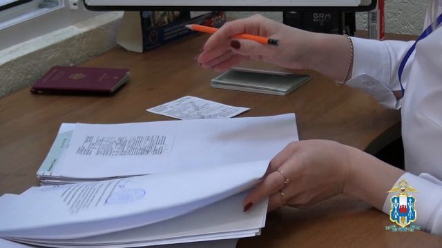 сотрудники полиции приняли заявление иностранного гражданина на оформление временного проживания