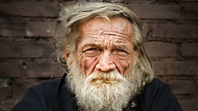 Бедная женщина помогла БОМЖУ и приютил его. А в квартире дедушка увидел свою фотографию завыл