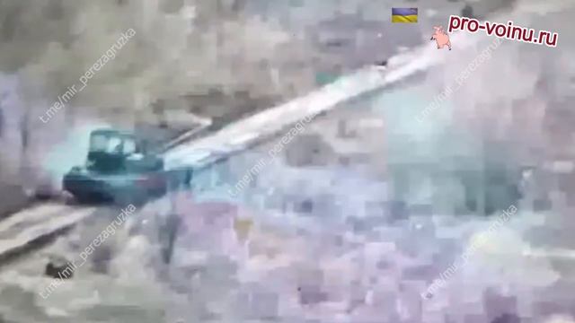 Наш штурмовик добивает выстрелом из РПГ вражеский Т-72М1 в селе Жёлтое на Покровском направлении.