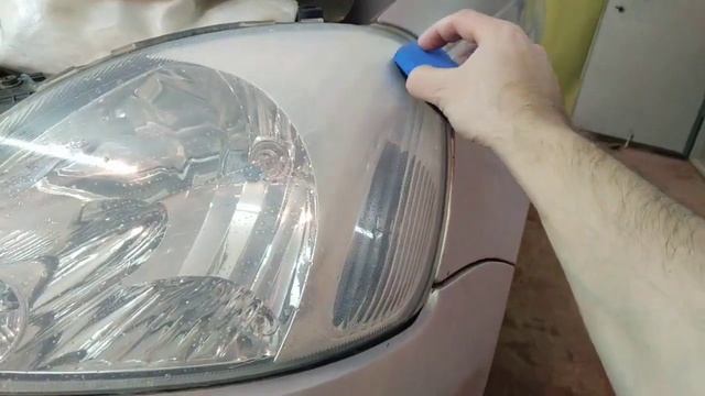 Город Братск. DENAUTO BRATSK. Полировка фар автомобиля Тойота Витз с нанесением защитного покрытия.