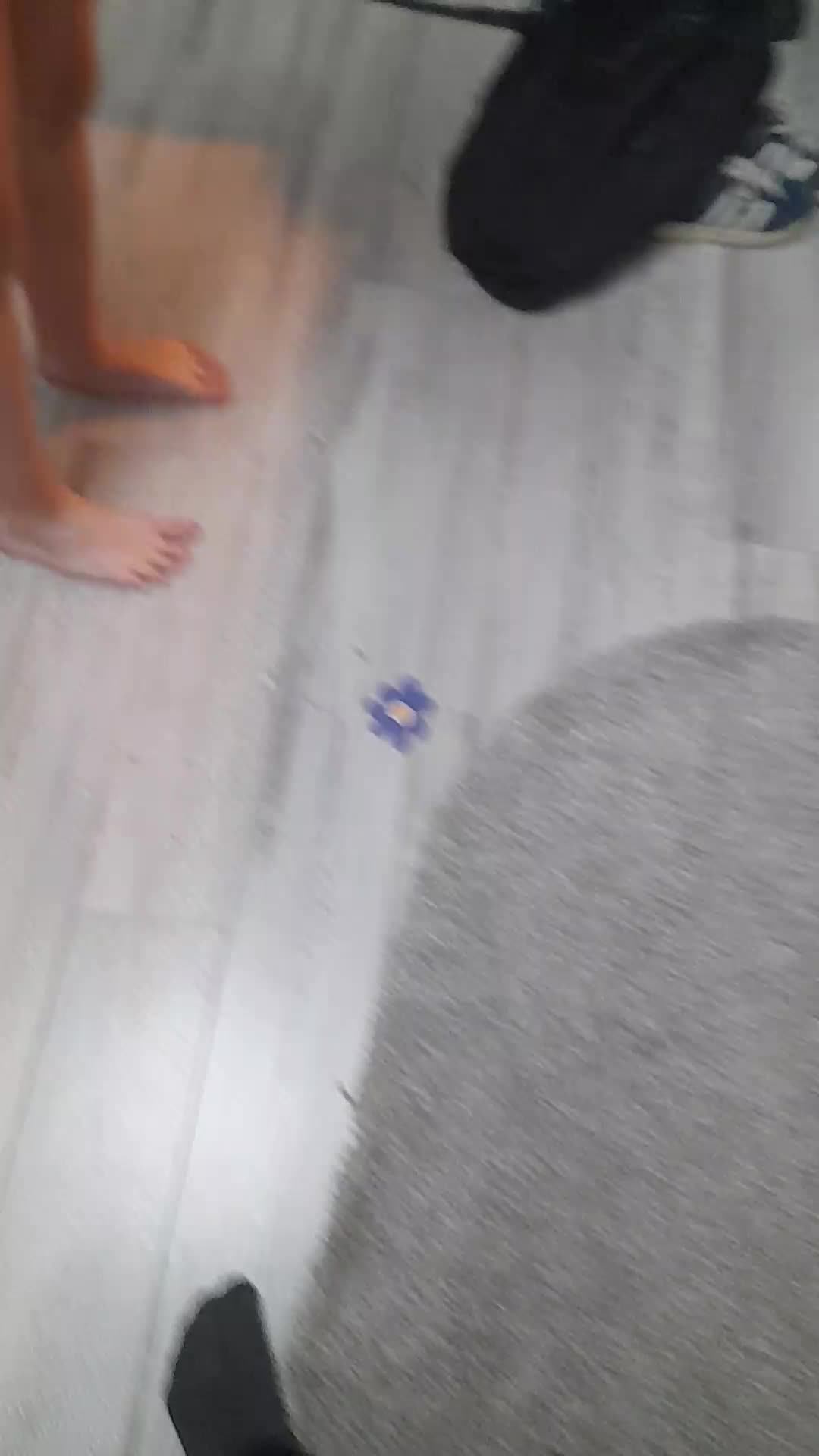 друг помогает мне получить сведению косу