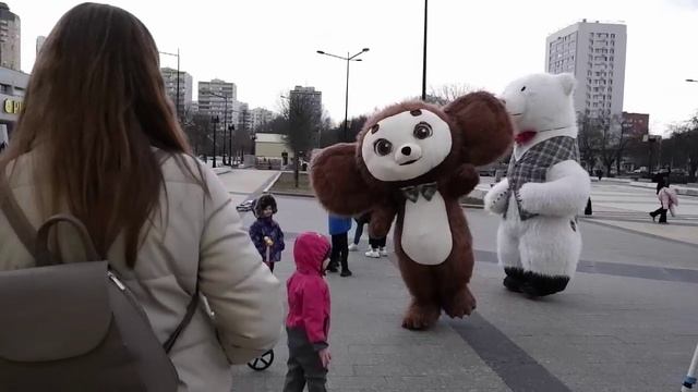 Мишка и чебурашка радуют людей на площади!