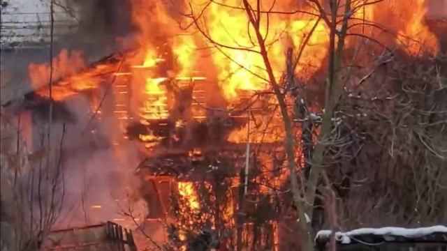 🔥В Щелково на Первомайской горит старый деревянный дом🔥