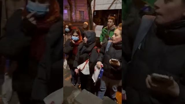 В Тбилиси координаторы протеста привлекают к акциям протеста подростков, им раздают противогазы