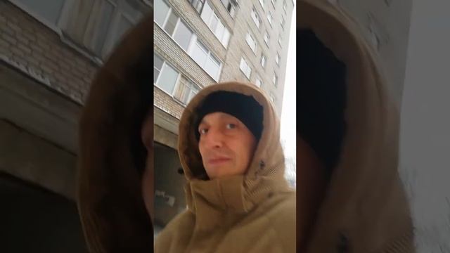 Собрались кататься на горке.