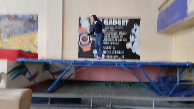 16.05.2023 Мама Таня решила попрыгать на батуте и перепугались. Оказалось, это очень страшно..