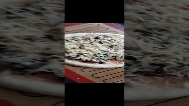 Пицца с маслятами.