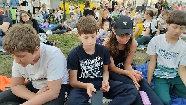 1.06.2023 Киносеанс на травке у нашего дома