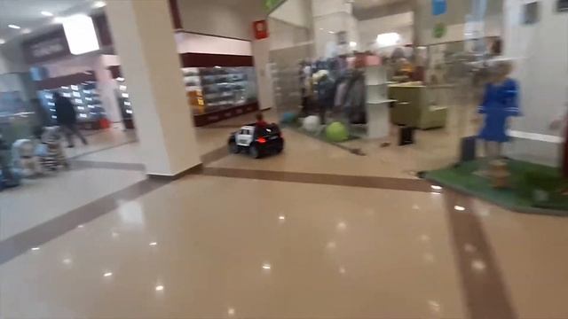 Сын гоняет на машинке-электромобиле. Весело)