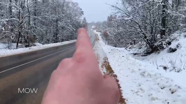 В деревне Дороховое Калужской области дорожники отсыпали обочину на снег.