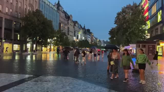 Прогулка под сильным дождем. Прага, Чехия. Дождевая атмосфера