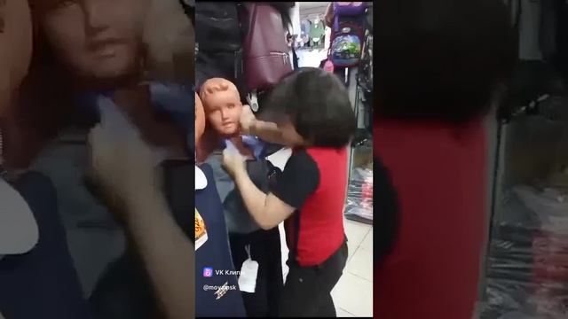 Избили манекена