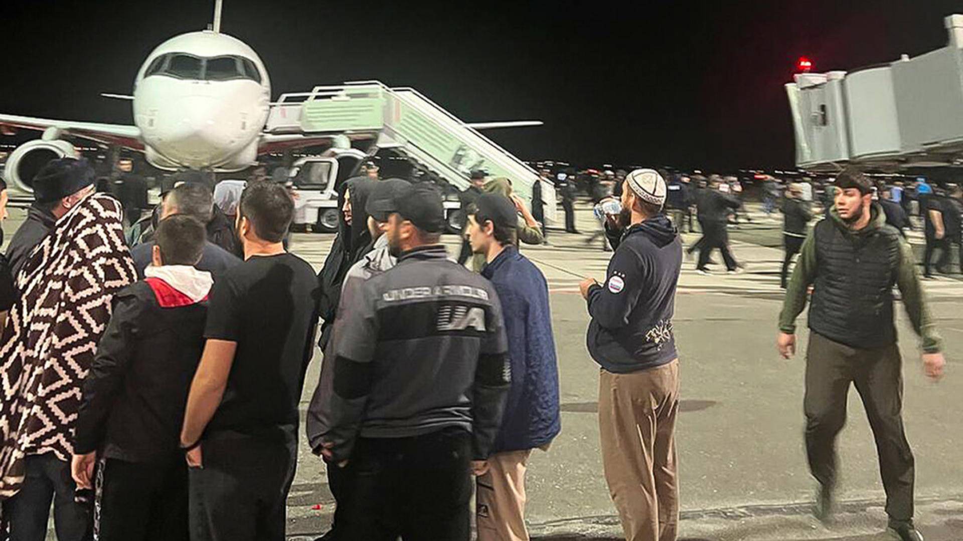 Аэропорт Махачкалы временно прекратил принимать и отправлять рейсы