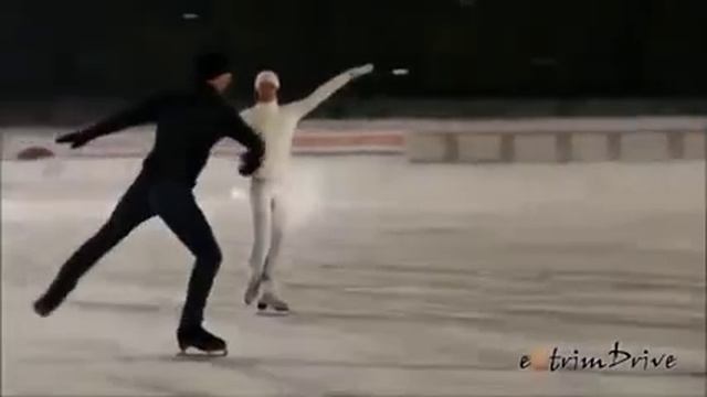 Парное катание на коньках и машинах .